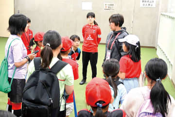 選手バスに乗ってスタジアムへ行こう！浦和レッズ、さいたま市民の日に特別企画　地域の小学生ら23人が参加　三菱重工浦和の選手らとスタジアム内を見学、取材体験やミニゲーム楽しむ