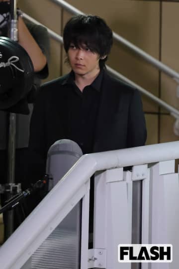 中村倫也、キンプリ・髙橋海人との“W主演”ドラマロケ姿　カメラの裏で意気投合した2人の“意外な趣味”