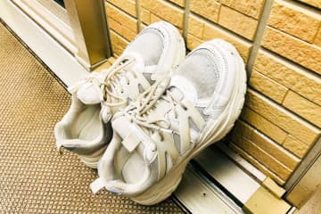 家にある「消しゴム」が大活躍　“洗わず”にスニーカー汚れが落とせる方法がスゴい