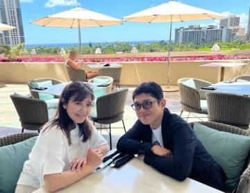 薬丸裕英、ハワイで撮影した妻・石川秀美さんとの2ショットを公開「ホテルランチ」