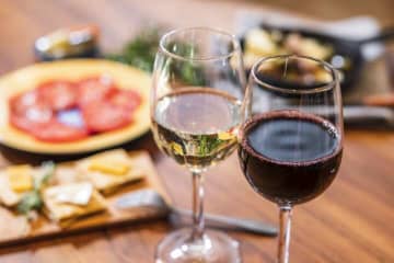ワイン好き500人が選ぶ「絶対欲しい最強おつまみ」とは？10位までランキング