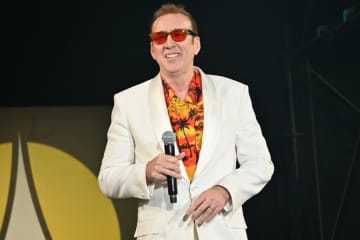 「万博よりもニコラス・ケイジや」大阪にスター降臨！ うどんの歌披露