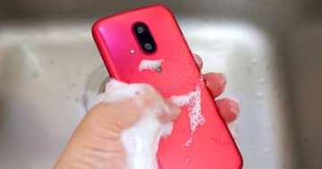 【シニアスマホ】実は「らくらくスマホ」のここが凄い！迷惑電話対策やサポート、防水機能が充実