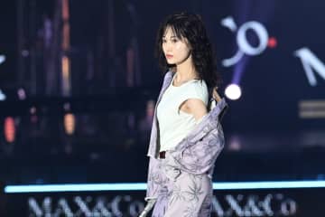 【ガールズアワード】山下美月が今年もトップバッター登場　ジャケットから肩チラ見せ
