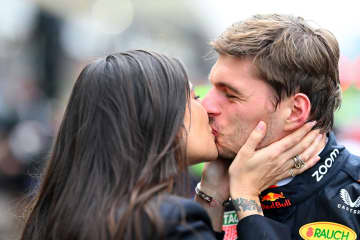 【F1】フェルスタッペン、美人モデルのパートナーとの間に第１子女児誕生を報告。角田裕毅も「いいね！」で祝福