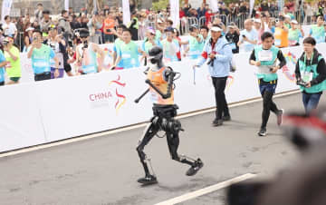 ハーフマラソン優勝の人型ロボット、約1980万円で落札―中国