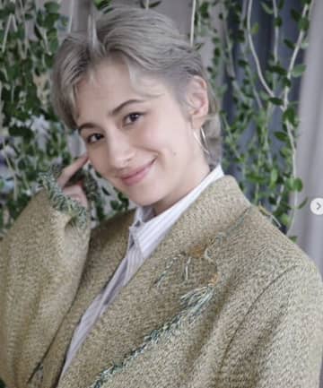 「美脚凄っ！卒業後、弾けてますね」ホラン千秋、ミニスカ姿でイメチェン後の魅力全開「黒髪×美脚」