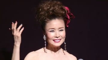 小柳ルミ子、愛犬が仕事の打ち合わせを見守るかわいいショットに反響「お利口さんですね」の声