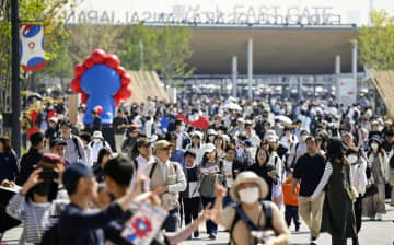 万博飲食、2千円と高くても盛況　集客に明暗、弁当やコンビニも可