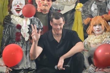 『IT／イット』ビル・スカルスガルド、大量のペニーワイズと共演　ノーメイクで恐怖の笑顔披露