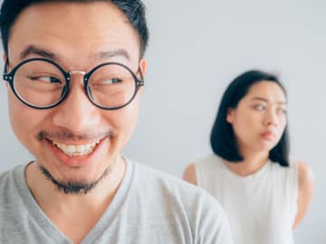人が嘘をつくときに無意識に出る『５つのサイン』仕草や表情の心理を解説