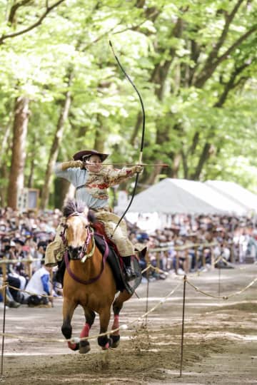 人馬一体の妙技に歓声、京都　下鴨神社で流鏑馬神事