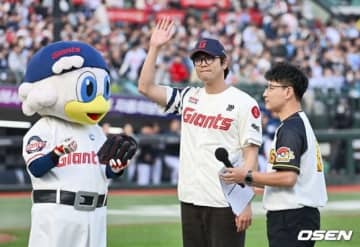 【PHOTO】チェ・ダニエル、始球式に登場…豪快な投球を披露