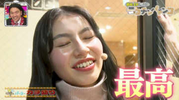 美女はタバコを吸う姿も美しい「あぁ幸せ…」「はぁふ」と艶めかしい吐息に周囲もざわざわ