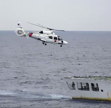 中国ヘリ、尖閣で領空侵犯　領海内の船から発艦