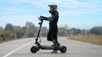 道なき道を走る快感！ オフロード対応の電動キックボード「Maxfun 10 MAX」