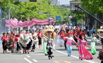 「ザよこはまパレード」、2800人が沿道盛り上げ　チアダンスやブラスバンド披露