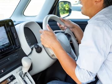 信号無視、対向車線からはみ出し、駐車場で衝突…「高齢者ドライバー」に“ヒヤリ”としたエピソード