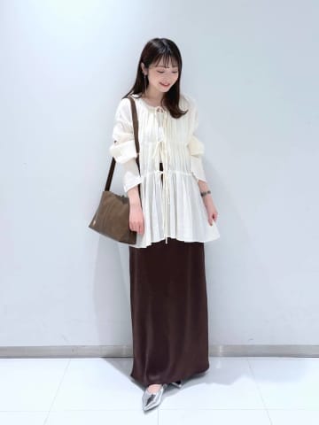 長め袖がカワイイ！【ローリーズファーム】1枚でサマ見え♡「シャーリングブラウス」