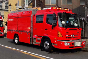 「厨房から火が…」横浜のパン店で火事、店は全焼　隣接する住宅の一部焼く