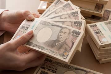 プラダと偽りヘアゴムを販売 “高すぎる”『価格』にコメント殺到「普通の100倍近い値段って、、100円で5つ以上買えるんだから、買う方も買う方だわ」「ヘアゴムなんてプラダって言われてもどこらへんがプラダかわからないのでは？」