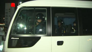 岡﨑彩咲陽さんのストーカー被害への警察対応に不服の関係者らが署に直接抗議へ　約50人が詰めかけ機動隊も出動　現場は一時騒然