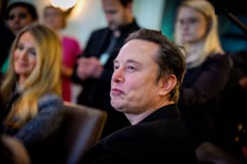 マスク氏、閣議での"独特ファッション"にトランプ氏も思わず…。ネットの反応は冷ややか