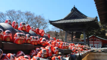 大阪・勝尾寺　成功と勝運の象徴がずらりと並ぶ「ダルマ寺」