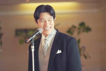 鈴木亮平のスピーチに涙 クライマックスの感動シーンがもう一度よみがえるブライダルメイキングムービー解禁『花まんま』