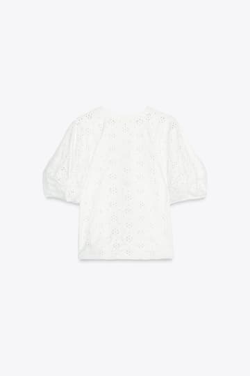 シンプルTシャツ選びがち →【ZARA】40・50代が似合う「おしゃれTシャツ」で卒業！