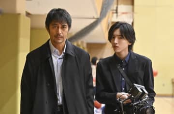 『キャスター』第4話　“進藤”阿部寛、盗撮事件が発生した女子中学校の取材に同行