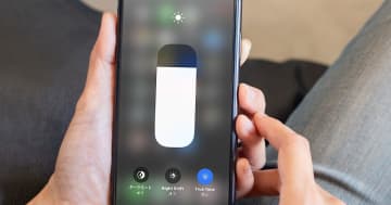 スマホ画面の明るさ、約半数が「暗め」設定！でも決済時には不便かも？【スマートフォンPLUS調べ】
