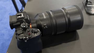YC Onion、SongRaw「50mm F1.2 Moonlit」を展示。新ブランドから大口径フルフレームAFレンズ登場 [NAB2025 Booth]