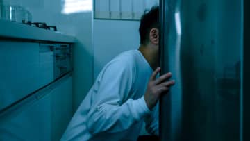 トイレに行くタイミングをはかり、夜中に冷蔵庫を襲撃…早稲田大卒・氷河期世代の当時24歳男性が実家で過ごした「ひきこもり生活」