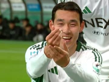 サッカーの試合中に公開プロポーズ。お相手は人気の女性アナウンサー