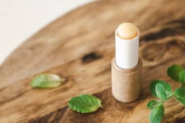 余ったリップクリーム、そのまま捨てていませんか？スッキリ使い切れる『活用方法』7選