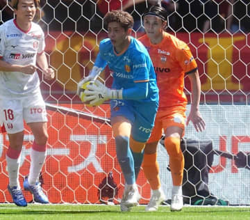 正守護神のアクシデントで急遽スタメンに。名古屋のGKピサノ・アレックス幸冬堀尾を指揮官が賞賛「良い形でJリーグデビューできた」