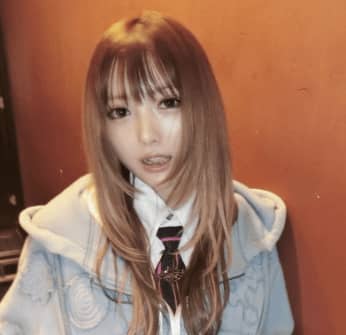 「映画主演に向けて免許所得！？」若手女優がスポーツカー納車を報告　運転席のオフショットに反響続々「運転席姿かっこいい」