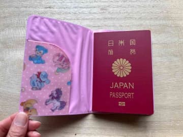 【セリア】110円の可愛い「パスポートカバー」は旅行にマストバイ！普段使いに便利な意外な活用法も？