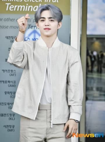 【PHOTO】SEVENTEENのS․COUPS、海外スケジュールのためアメリカへ出国…新ヘアが話題（動画あり）