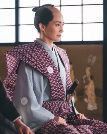 「べらぼう」語りの綾瀬はるか、武士の姿で登場！5か月ぶりに人に化け、蔦重＆意次と共演
