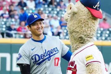 大谷翔平、敵軍マスコットと“競争”　ぶっちぎりの圧勝…笑顔でベンチへ