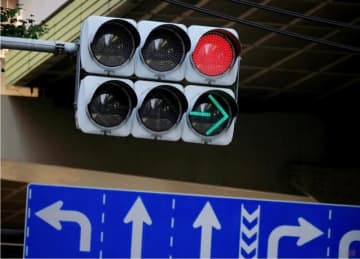 右折の青矢印信号が点灯中に“Uターン”は可能？ 判断が難しい「交通ルール」をチェック！