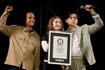 真剣佑＆エミリーも麦わら姿、大阪コミコンでギネス記録達成
