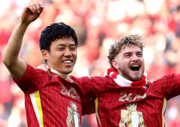 「今夏の選択肢を検討する上で参考になる」遠藤航らの“初先発＝テスト”に英紙が大注目！「単なる感傷的なジェスチャーではない」