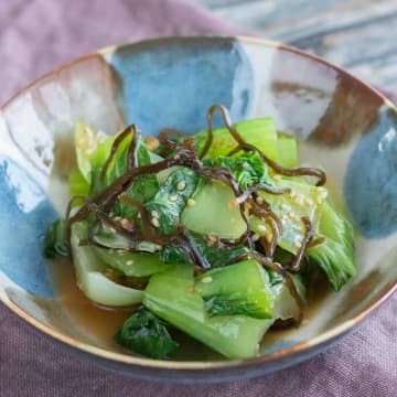 【チンゲン菜が一瞬でなくなる副菜】「和えるだけなのに本気でウマい」レンジで作れる簡単ナムルのレシピ