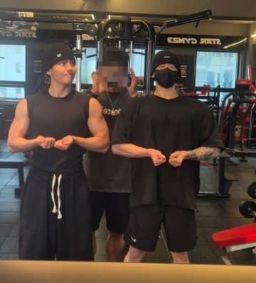 BTSのV＆ジョングクとジムで遭遇！？ソン・ガンの姿も…ボディビルダーの投稿が話題に