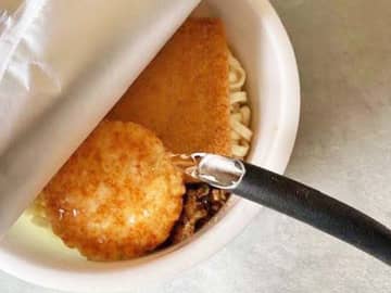 カップうどんに入れるのは『お湯』だけではなく？　「超ジューシー」「これはクセになる」