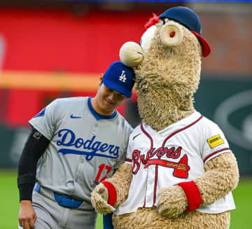 「めちゃくちゃ追いかけてるw」大谷翔平と相手マスコットの絡みが話題　試合前に“ほっこり1シーン”