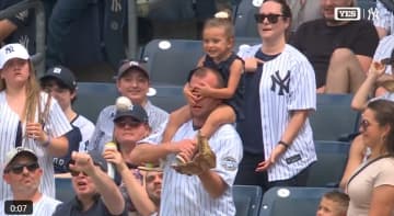 娘の目隠しに負けず…MLBで観客が“神業”キャッチ！ネットで称賛の嵐「年間ベストキャッチ」「年間最優秀お父さん」